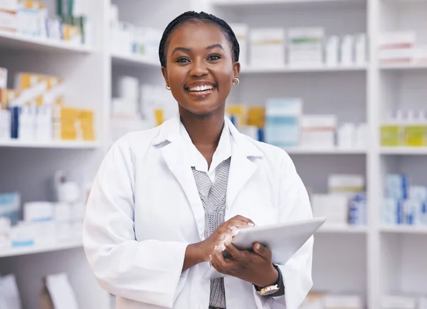 Портрет Чорної Жінки Аптеці Планшетом Посмішкою Списком Онлайн Інвентаризацій Медицини — стокове фото