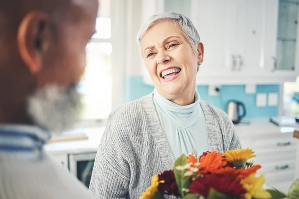 Liefde Cadeau Senior Koppel Met Bloemen Glimlach Liefde Thuis Verbondenheid — Stockfoto
