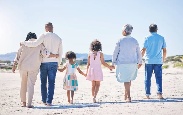 Tomando Mano Espalda Gran Familia Playa Para Las Vacaciones Caminar — Foto de Stock