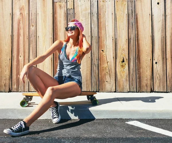 Die Sommerzeit Ist Die Skateboarding Zeit Auch Eine Junge Frau — Stockfoto