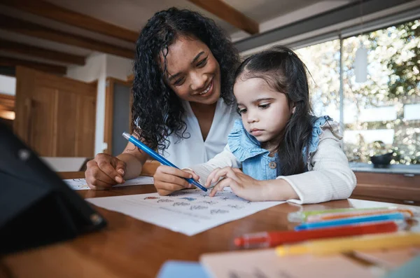 Çalışma Okulu Evde Oturma Odasında Kızına Matematik Öğreten Bir Anne — Stok fotoğraf