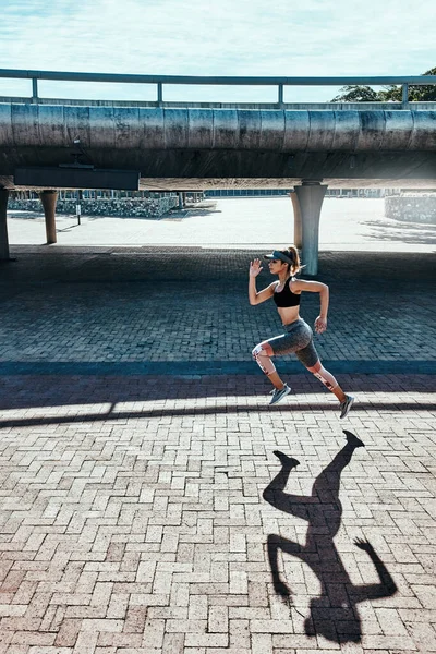 Bir Seferde Bir Mil Çekici Atletik Genç Bir Kadının Şehirde — Stok fotoğraf