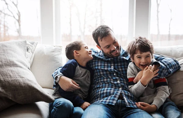 幸福的家庭有时间享受美好的时光 两个可爱的小男孩与他们的父亲在家里玩乐的肖像 — 图库照片