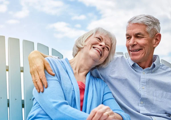 Delicias Tarde Una Pareja Ancianos Cariñosos Relajarse Sillas Juntos Fuera — Foto de Stock