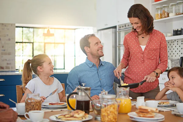 Byśmy Zrobili Bez Mamy Czteroosobowa Rodzina Spożywająca Razem Śniadanie Domu — Zdjęcie stockowe