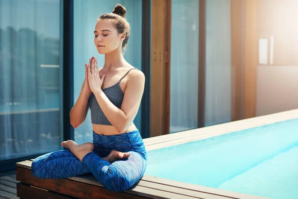 Médite Pour Calmer Esprit Une Belle Jeune Femme Pratiquant Yoga — Photo