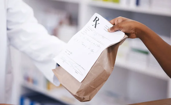 Роздрібна Торгівля Медицина Або Фармацевт Вручають Людині Сумку Аптеці Рецептом — стокове фото