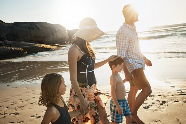 Kumsalda Uzun Yürüyüşler Yapıyorum Dört Kişilik Bir Aile Günü Sahilde — Stok fotoğraf