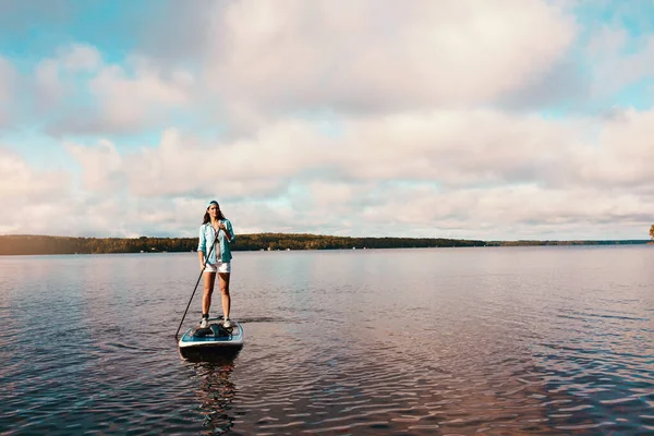 好きな活動は水です 湖に乗っていた若い女性が — ストック写真