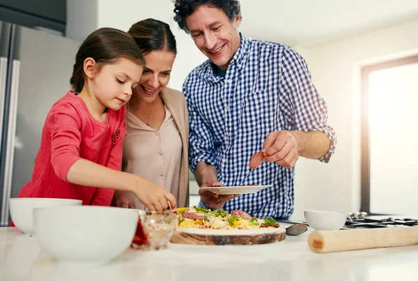 所有的人都准备进入烤箱 一家人一起准备比萨饼 准备在家里厨房里的烤箱里吃 — 图库照片
