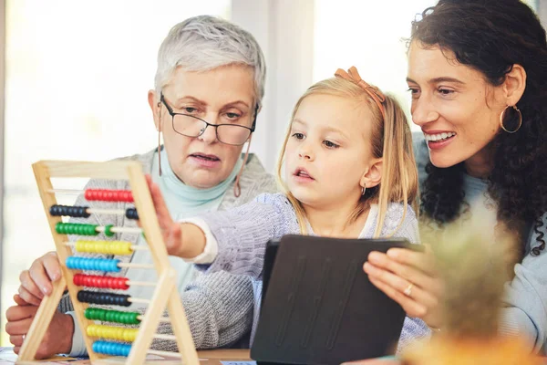 Avó Mãe Menina Tablet Para Educação Casa Para Lição Lição — Fotografia de Stock