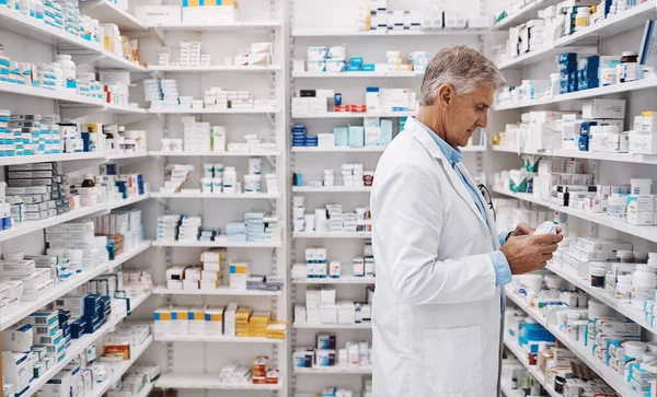 Завжди Переконаний Ліки Безпеці Фармацевт Читає Етикетку Продукті Аптеці — стокове фото