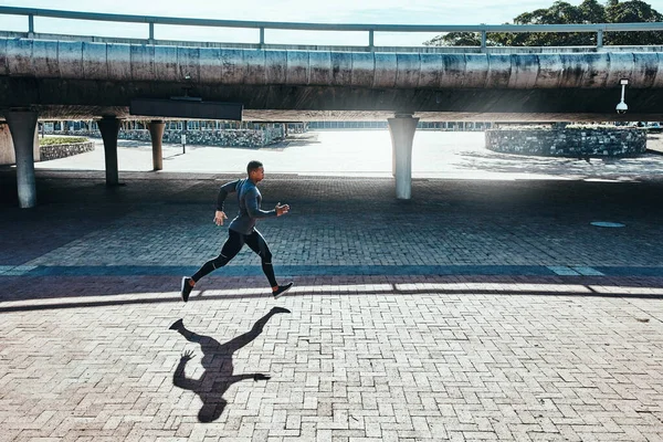 Şimdi Durmuyor Yakışıklı Atletik Bir Gencin Şehirde Koşarkenki Uzun Pozu — Stok fotoğraf