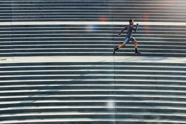 Шаг Шагом Полный Снимок Красивого Молодого Спортсмена Бегающего Вверх Вниз — стоковое фото