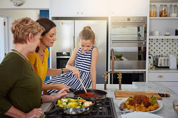 Mom Taught Recipe Now Teaching Daughter Three Generational Family Women — Stock Photo, Image