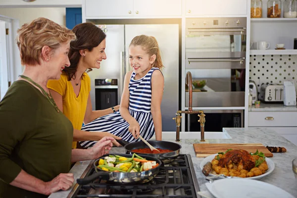 Letting Her Grandmas Secret Recipe Three Generational Family Women Cooking — Stock Photo, Image
