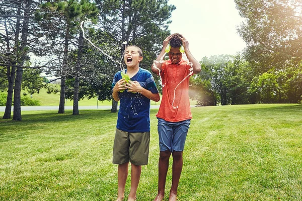 Arrefecer Dia Quente Adoráveis Meninos Brincando Com Balões Água Livre — Fotografia de Stock