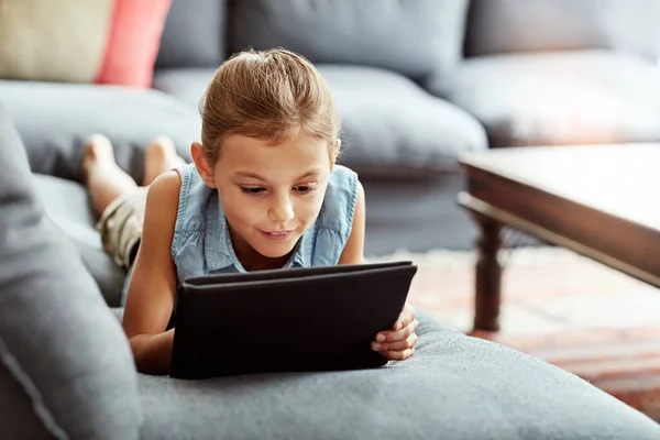 Intera Libreria Ebook Salvati Online Una Bambina Che Usa Tablet — Foto Stock