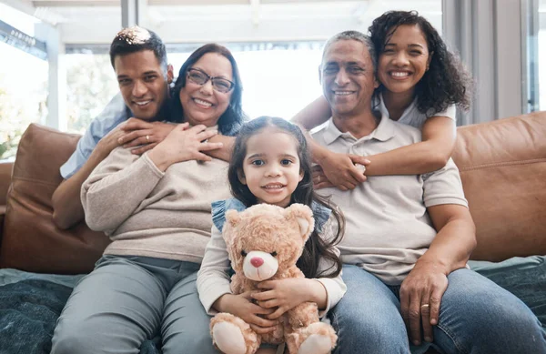 Família Feliz Retrato Com Homens Mulheres Crianças Com Ursinho Pelúcia — Fotografia de Stock