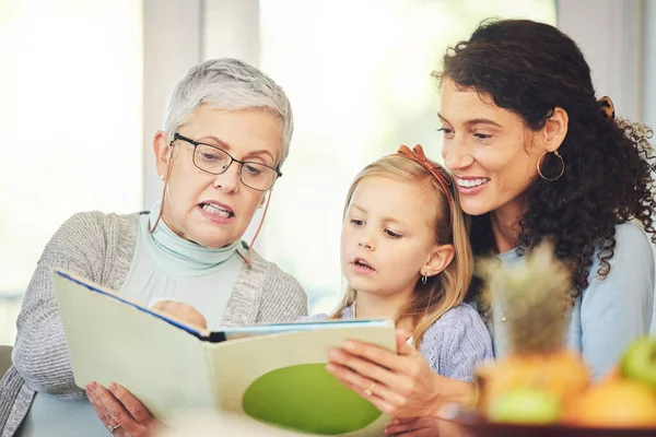 Avó Leitura Mãe Menina Casa Com Livro Para Vínculo Lição — Fotografia de Stock