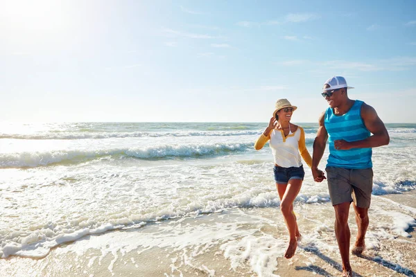 Знаємо Розважитися Щаслива Молода Пара Прогулянки Пляжі — стокове фото