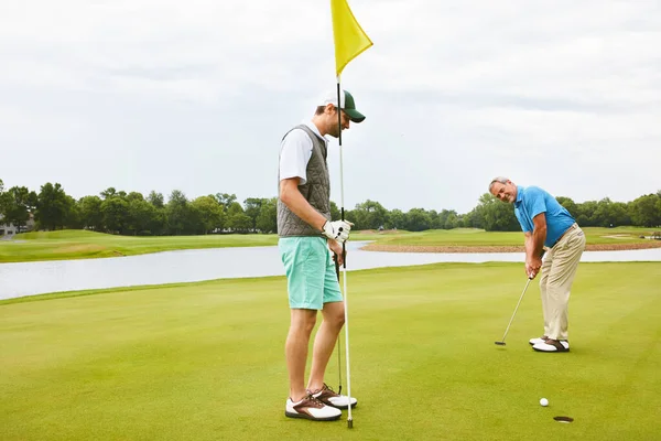 Golf Ist Ein Anspruchsvolles Spiel Zwei Freunde Die Ihrer Freizeit — Stockfoto