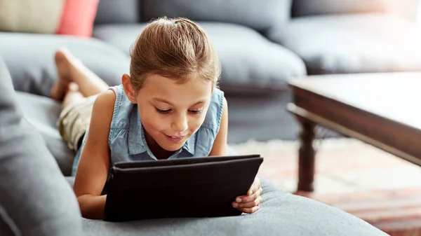 Curiosa Della Tecnologia Moderna Una Bambina Che Usa Tablet Digitale — Foto Stock