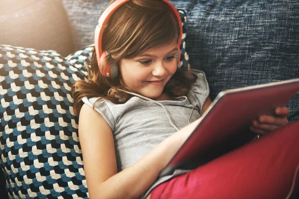 Weekendy Jej Czas Bezprzewodowe Połączenie Mała Dziewczynka Nosząca Słuchawki Podczas — Zdjęcie stockowe