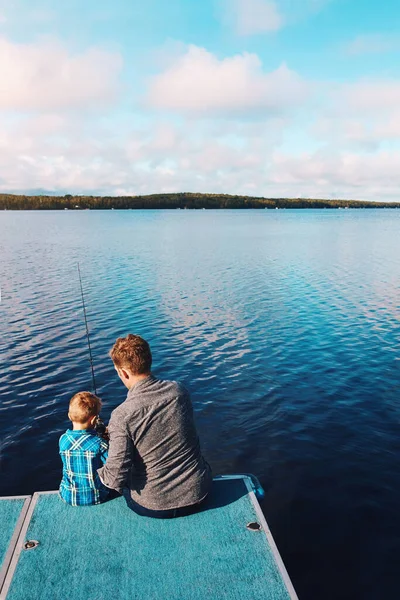 Enseñando Campeón Poco Sobre Pesca Padre Hijo Pequeño Pescar Lago — Foto de Stock
