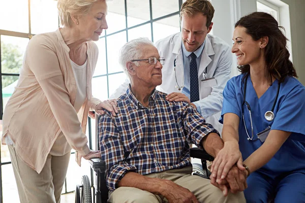 Rodeado Sistema Apoyo Una Pareja Ancianos Jubilación Con Médico Enfermera — Foto de Stock