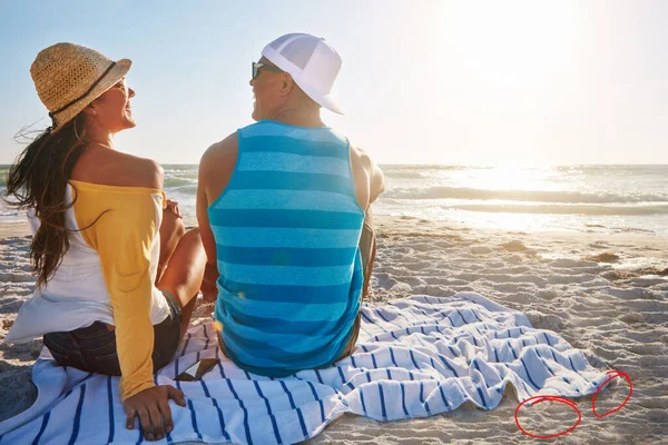 Дійсно Може Бути Щось Особливе Щаслива Пара Сидить Пляжі Сонячний — стокове фото