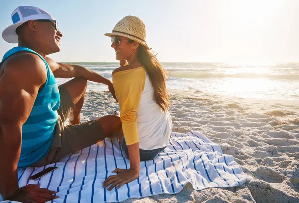 太陽の下で永遠に過ごしましょう 晴れた日にビーチに座っている幸せなカップルは — ストック写真