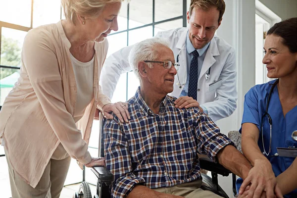 Estaban Todos Aquí Para Una Pareja Ancianos Jubilación Con Médico — Foto de Stock