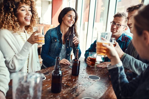 Λάτρεις Της Μπύρας Ποτέ Δεν Κάθονται Μόνοι Μια Ομάδα Φίλων — Φωτογραφία Αρχείου