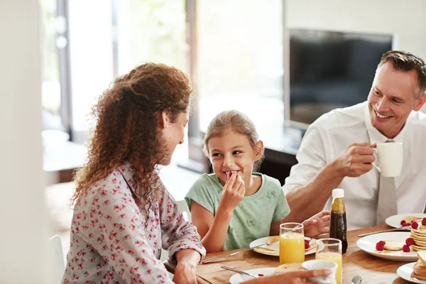 Dzięki Pyszne Śniadanie Mamo Rodzina Jedząca Śniadanie Domu — Zdjęcie stockowe