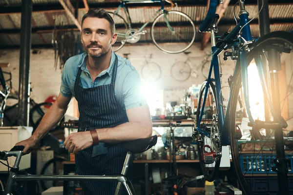 他是每一个骑自行车的人最好的朋友 一个成熟男子在自行车修理店工作的画像 — 图库照片