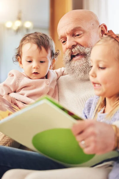 Avô Filhos Leitura Livros Sofá Sala Estar Com Amor Contação — Fotografia de Stock
