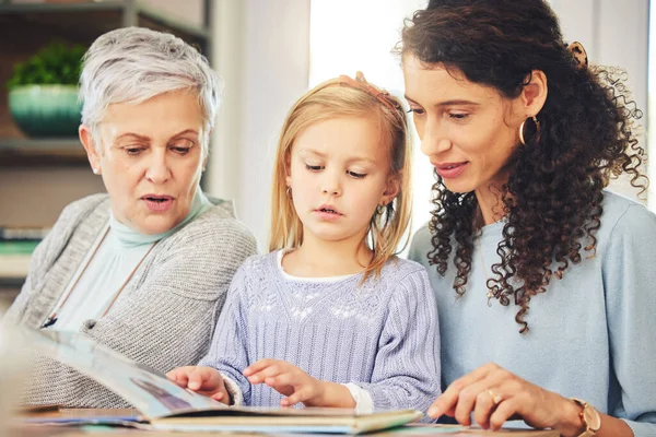 Avó Mamãe Menina Lendo Livro Ligação Felicidade Para Divertir Tempo — Fotografia de Stock