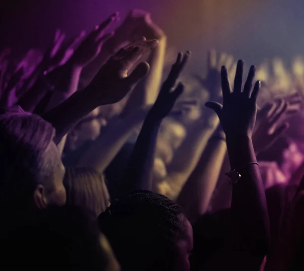 Kezek Fények Emberek Rock Koncerten Vagy Zenei Fesztiválon Neon Világítással — Stock Fotó