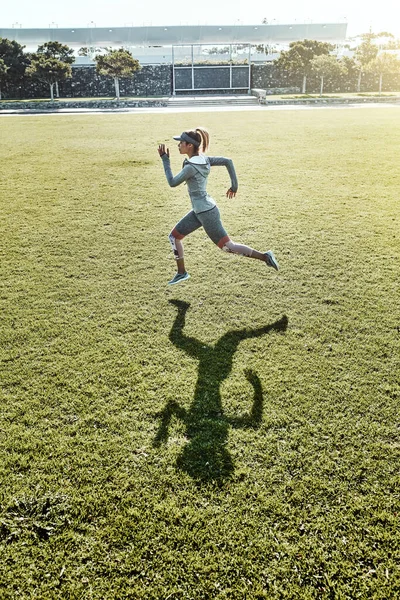Fitness Odaklanmış Çekici Atletik Genç Bir Kadının Açık Arazide Koşarkenki — Stok fotoğraf