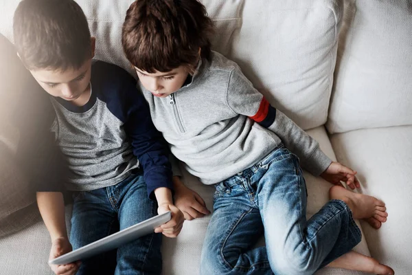 Tiempo Pantalla Tiempo Unión Dos Hermanos Adorables Usando Una Tableta — Foto de Stock