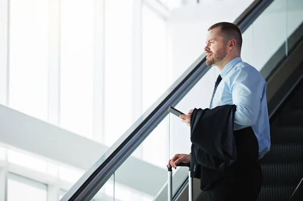 Prendre Son Entreprise Mondiale Homme Affaires Descendant Escalier Roulant Dans — Photo