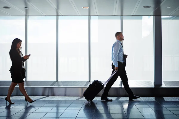 Viaggiatori Affari Esperti Uomini Affari Che Camminano Lungo Corridoio Aeroporto — Foto Stock