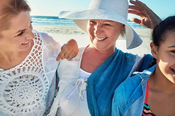 Její Rodina Vždycky Rozesměje Starší Žena Tráví Den Pláži Svou — Stock fotografie