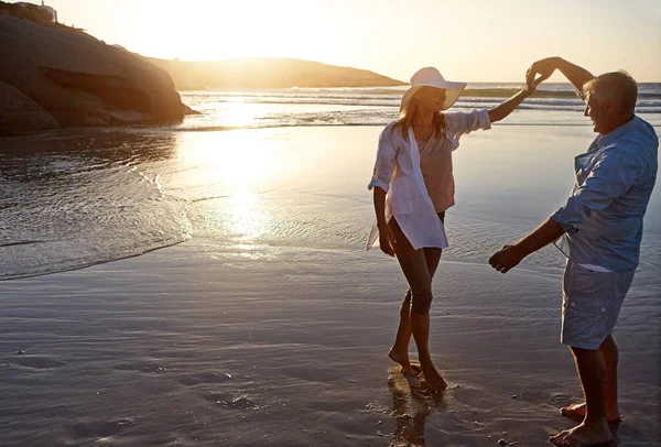 直到你不能再跳舞 一对成熟的夫妇在海滩上度过一天 — 图库照片