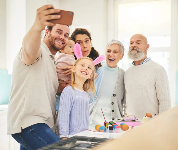 Pasen Selfie Grote Familie Glimlach Tijdens Het Schilderen Vakantie Hechting — Stockfoto