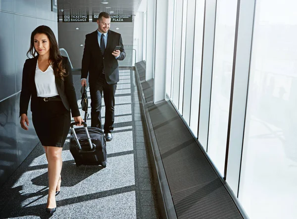 Ocupado Nuevo Feliz Dos Empresarios Ejecutivos Caminando Por Aeropuerto Durante — Foto de Stock