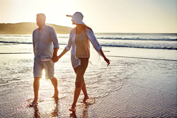 毎日がより近く成長する機会です 成熟した夫婦はビーチで一日を過ごし — ストック写真