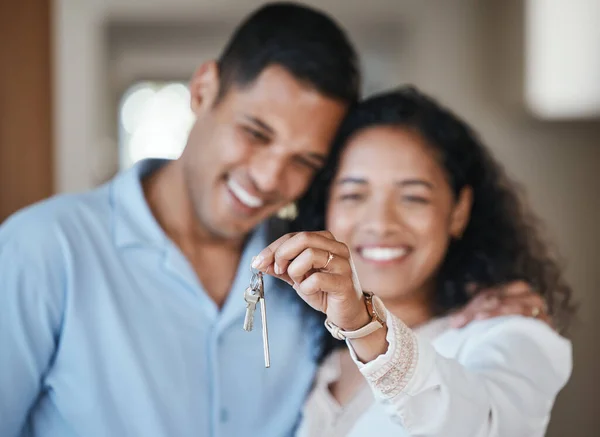 Hausschlüssel Neues Zuhause Oder Glückliches Paar Umarmen Sich Immobilien Immobilieninvestitionen — Stockfoto