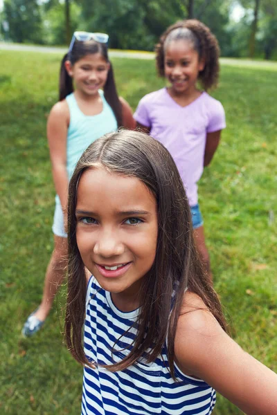 到外面去玩 一个年轻姑娘和她的朋友在公园里玩 — 图库照片